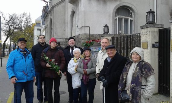 A Nagy Imre Társaság Budapesti Szervezetének (NITBSZ) képviselői a Szerb követség előtt - 2016