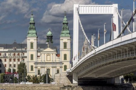 Budapesten megemlékező mise a romák ellen elkövetett gyilkosságsorozat áldozataiért 2017. február 24-én, pénteken, 17 órától, a Nagy-boldog Asszony Templomban