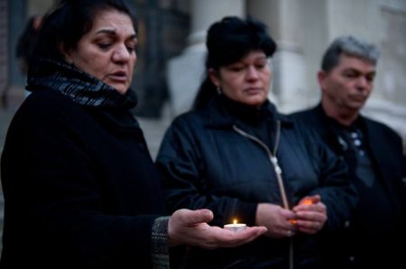 Bal szélen Daróczi Ágnes a Cigányságkutató Intézet - Romano Instituto Alapítvány vezetője