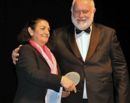Hanti Vilmos a MEASZ elnöke átadja a díjat Daróczi Ágnesnek