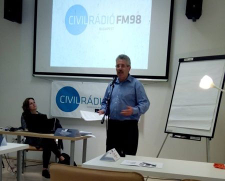 Vicsek Ferenc a Civil rádió vezetője megnyitja a konferenciát. Fotó: Láng Judit