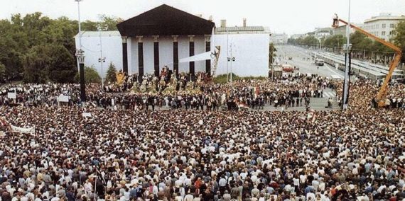 Nagy Imre és társainak újratemetése 1989. június 16-án a Hősök terén. Ekkortól datáljuk a Rendszerváltozást is.