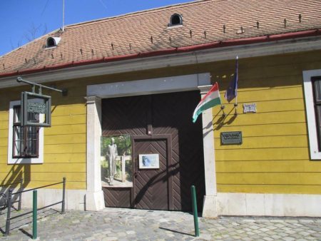 A Lukács-hagyatékot, az alkotó Varga Imre gyűjteményének helyet adó Budapest Galériában helyezték el. (1033. Budapest, Laktanya utca 7.)