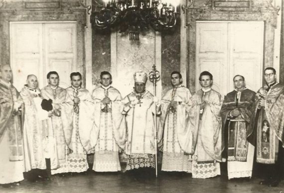Csoportkép a papszentelés után a Központi Papnevelő Intézetben 1953-ban - fotó: byzantinohungarica.com - Balról jobbra: Nagy Béla, Budapest-Rózsák terei parókus, Galla Ferenc, a KPI rektora, Körte Ferenc, Bacsóka Pál, Fodor István, Dudás Miklós megyéspüspök, Mosolygó Marcell, Kriskó György, Sztankay András Budapest-Budai paróchus, Tótin Pál káplán
