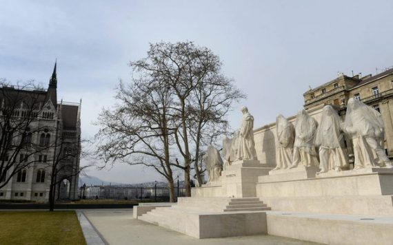 Kossuth téri szoborcsoport -fotó: Múlt-kor