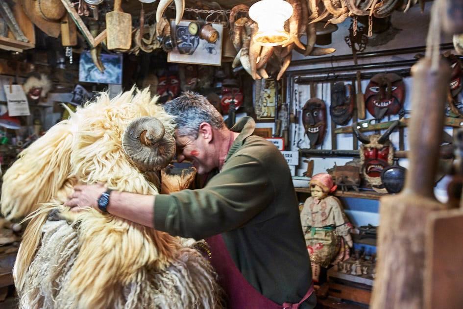 Englert Antal busómaszk faragó - fotó: Darabos György