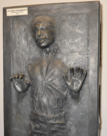 A lefagyasztott Han Solo szobra - fotó: index.hu
