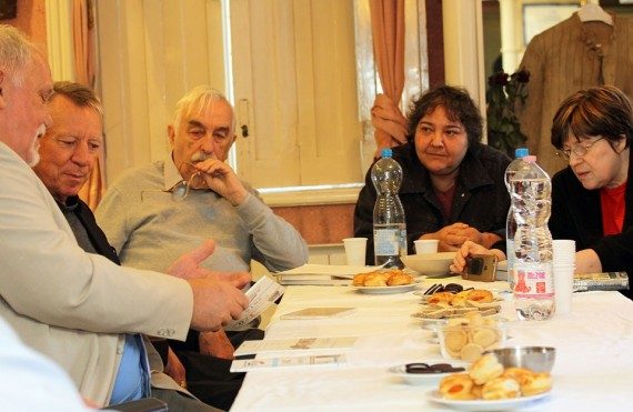Beszélgetés a MEASZ kávéházában -Fotó: Marton Levente