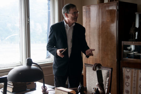 Az irodalmi Nobel-díjas és Budapest nagydíjas Orhan Pamuk szolidaritást vállalt a Lukács Archívummal és az eltávolított Lukács-szoborral. Április 22-én látogatást tett az Archívumban. Fotó - Csoszó Gabriella
