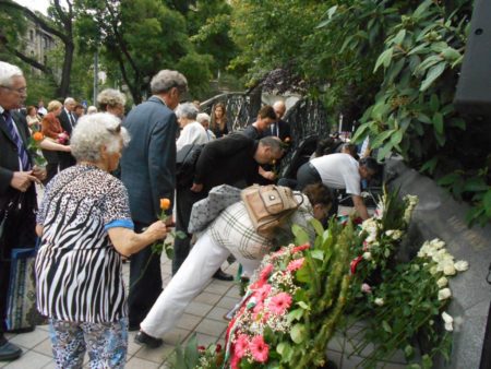Tisztelet az '56-os hősök emlékének a Vértanúk terén. Fotó: Sajósi Gábor