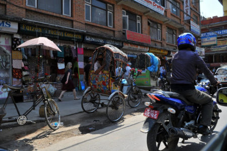 2 x 1 sávos út a Kathmandu - Pokhara közötti főút folyamatos zsúfolt forgalma