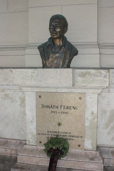 Donáth Ferenc mellszobra az FM épülete előtt Budapesten.