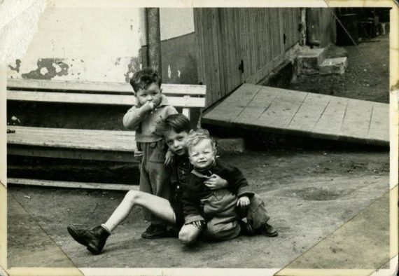 Donáth házaspár gyermekei Matyás, (1950) László, (1955) és Ferenc (1956) Snagovban. A fotó 1958-ban készült.