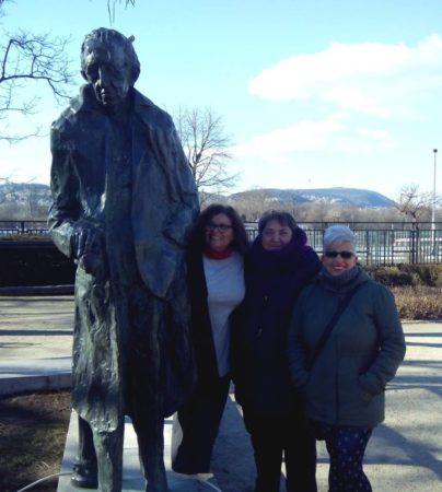 Lukács György szobrának elszállítása elleni flashmobon a főszervezők - Hermann Zsuzsa - Láng Judit - Zoltai Andrea a Szent István parkban 2017. február 25-én.