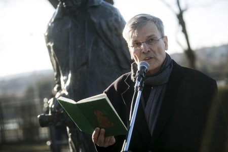 Lukács György szobrának eltávolítása ellen 2017. ferbruár 25-én Demszky Gábor Budapest volt főpolgármestere. Fotó: Láng Judit