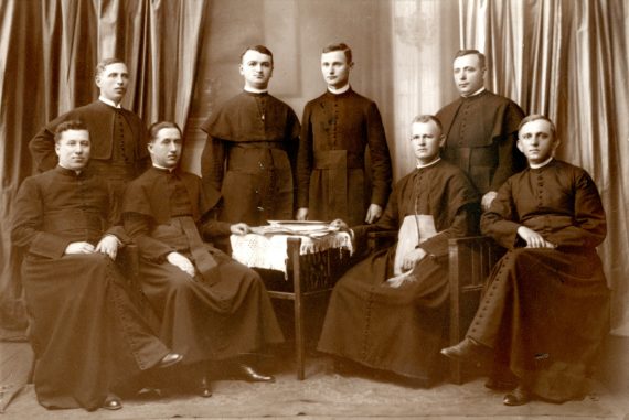 Az egykori egykori ungvári kispaptársak 1927 körül - Balról jobbra: Szemerszky János, Sztankay András, Szklár Jenő, Turzán József, Bába Miklós, Mitró János, Bodnár Béla és Ruttkay Sándor - fotó: byzantinohungarica.com