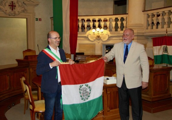 Lucca Vecchi az olasz trikolórt adományozza Hanti Vilmosnak - fotó: Marton Levente