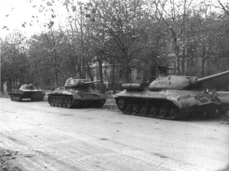 Szovjet IS-3, T-34-85 és PT-76 páncélosok a szovjet nagykövetség Andrássy út és Bajza utca találkozásánál álló épülete előtt. Máig tisztázatlan, hogy parancsot adott-e valaki és ha igen akkor ki a jugoszláv nagykövetség lövetésére.