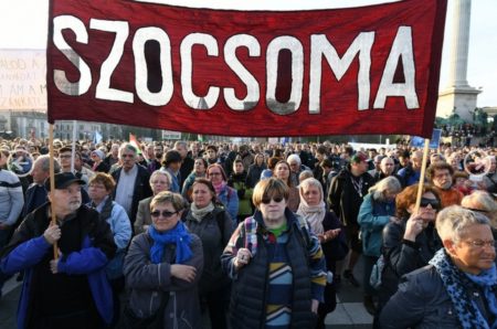 A Szociális Csomagküldő Mozgalom (szocsoma) aktivistái is kint voltak a tüntetés-sorozaton képviselve az ország tömeges elszegényedését