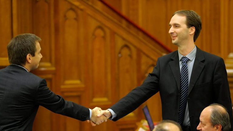 A KÖZTÁRSASÁG ASZTALAI