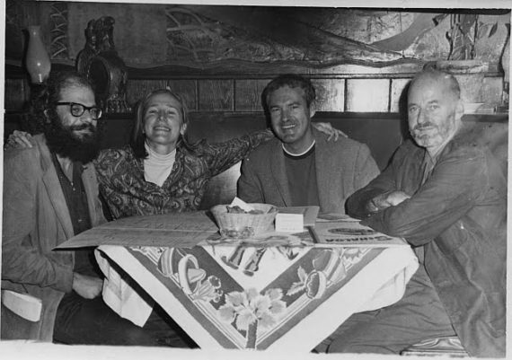 Balról-jobbra: Allen Ginsberg, Peggy Hitchcock, Timothy Leary és Lawrence Ferlinghetti tervezik a pszichedelikus mozgalom következő lépését.